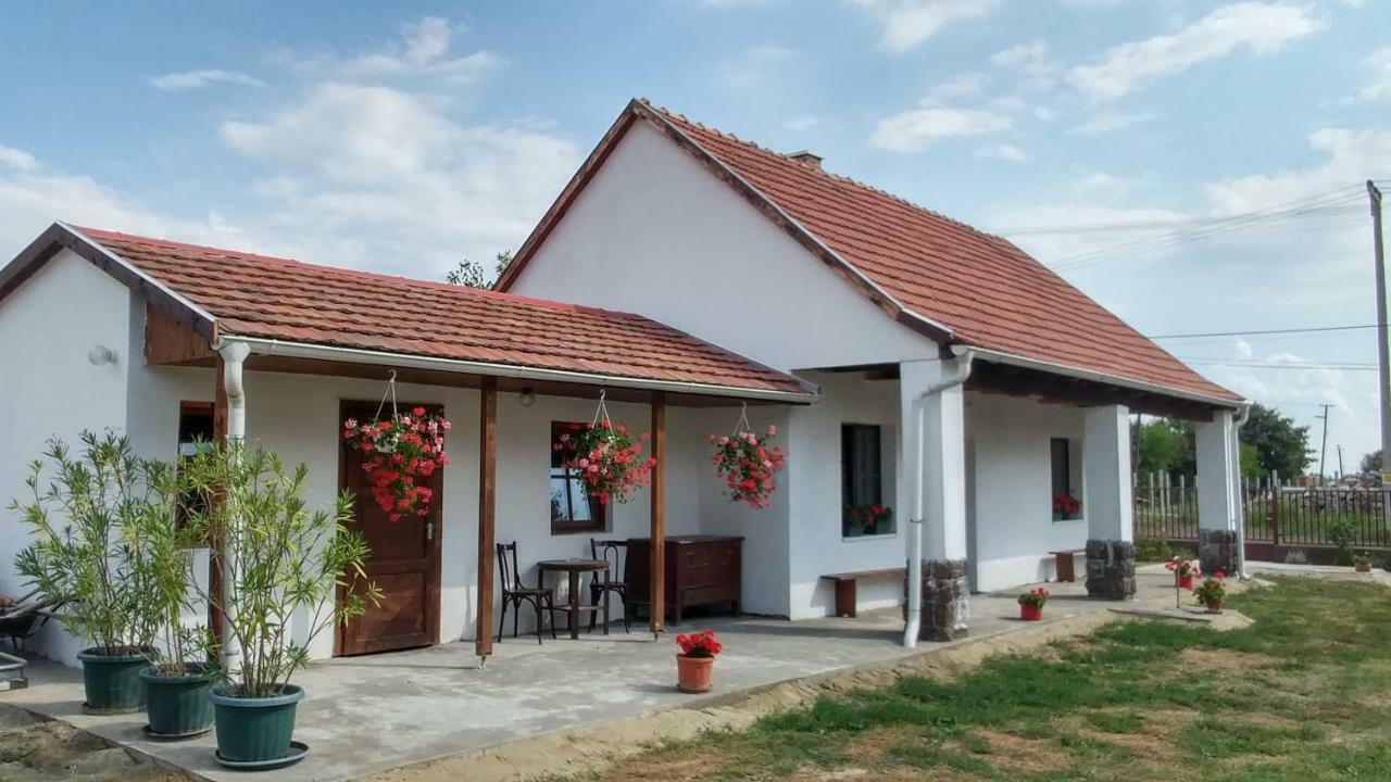 Oncsa Vendeghaz Hotel Gyöngyös Екстериор снимка
